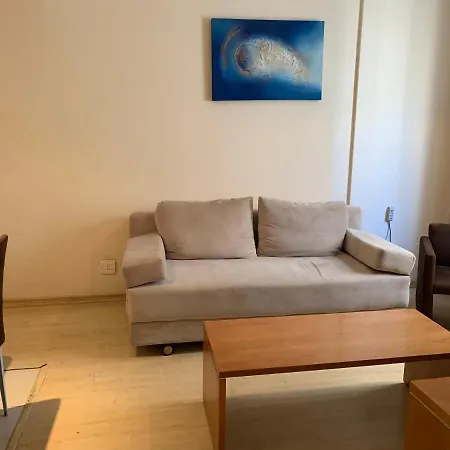 Residencial com serviços 45 metros decorado com sala, suíte e cozinha na quadra da praia de Copacabana